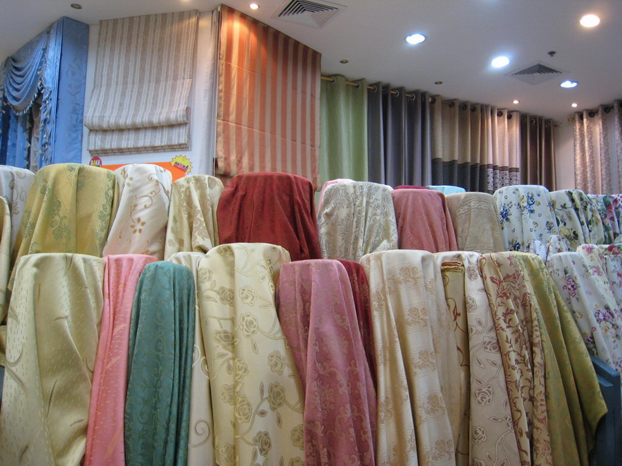 ร้านผ้าม่าน มีผ้าโชว์เป็นม้วนๆ เห็นลวดลายผ้าแบบเต็มๆ