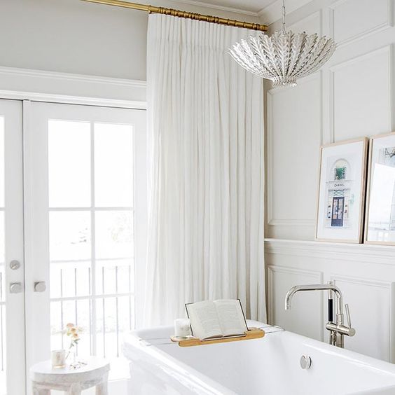 ผ้าม่านสีอ่อน ช่วยให้บ้านดูปลอดโปร่ง สบายตา