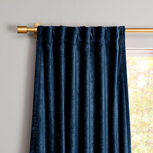 ผ้าม่านสีที่น้ำเงินและสีฟ้า ทำให้บ้านดูมีบรรยากาศร่มเย็น ช่วยยกระดับคุณภาพของการพักผ่อน เหมาะสำหรับห้องนอนโดยเฉพาะ ตามหลักการโหราศาสตร์ โทนสีน้ำเงินและสีฟ้าเป็นสีศิริมงคลที่จะช่วยนำโชคลาภและเรียกทรัพย์ให้เจ้าของบ้านที่เกิดวันเสาร์