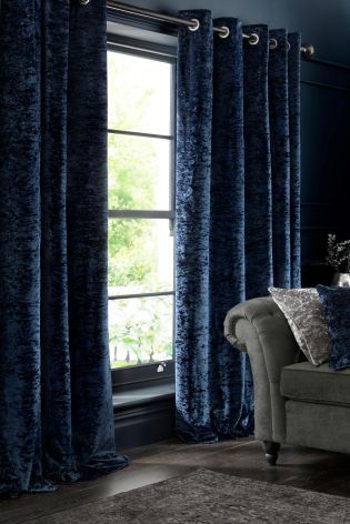 ผ้าม่านสีที่น้ำเงินและสีฟ้า ทำให้บ้านดูมีบรรยากาศร่มเย็น ช่วยยกระดับคุณภาพของการพักผ่อน เหมาะสำหรับห้องนอนโดยเฉพาะ ตามหลักการโหราศาสตร์ โทนสีน้ำเงินและสีฟ้าเป็นสีศิริมงคลที่จะช่วยนำโชคลาภและเรียกทรัพย์ให้เจ้าของบ้านที่เกิดวันเสาร์