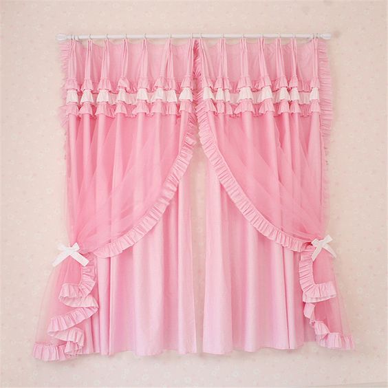 ผ้าม่านสีชมพูนำโชคลาภให้กับคนที่เกิดวันศุกร์