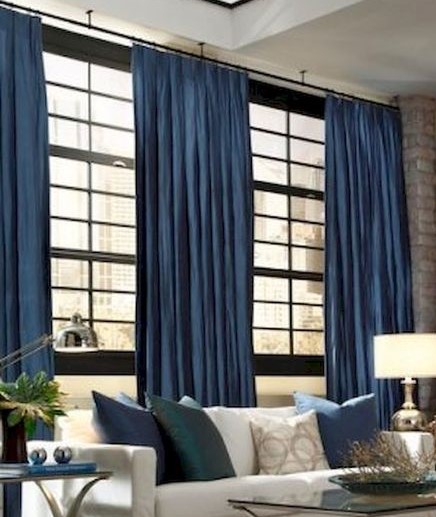 ผ้าม่านสีที่น้ำเงินและสีฟ้า ทำให้บ้านดูมีบรรยากาศร่มเย็น ช่วยยกระดับคุณภาพของการพักผ่อน เหมาะสำหรับห้องนอนโดยเฉพาะ ตามหลักการโหราศาสตร์ โทนสีน้ำเงินและสีฟ้าเป็นสีศิริมงคลที่จะช่วยนำโชคลาภและเรียกทรัพย์ให้เจ้าของบ้านที่เกิดวันเสาร์