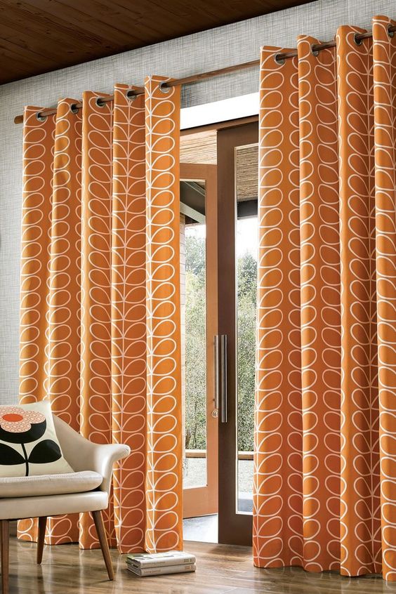 สีผ้าม่านที่มีโทนสีทองจะทำให้บ้านดูสวยหรู “Elegant” ดูมีสไตล์ ส่วนผ้าม่านส้มเป็นสีอุ่น ทำให้บ้านดูมีชีวิตชีวา มีพลัง ช่วยกระตุ้นผู้ที่อยู่อาศัยให้มีแรงเดินหน้าและประสบความสำเร็จในชีวิต ตามหลักการโหราศาสตร์ สีส้มและสีทองเป็นสีศิริมงคลที่จะช่วยนำโชคลาภและเรียกทรัพย์ให้เจ้าของบ้านที่เกิดวันอังการ