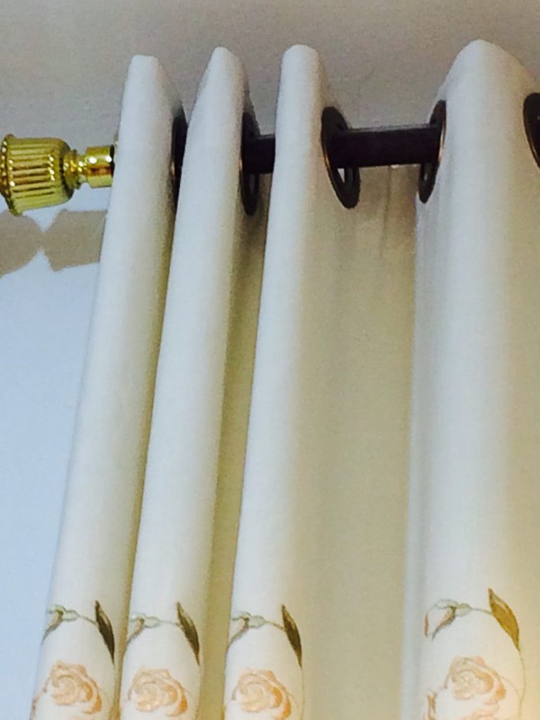 ผ้าม่านตาไก่ ลายปัก รางผ้าม่านสวย เป็นรางโชว์