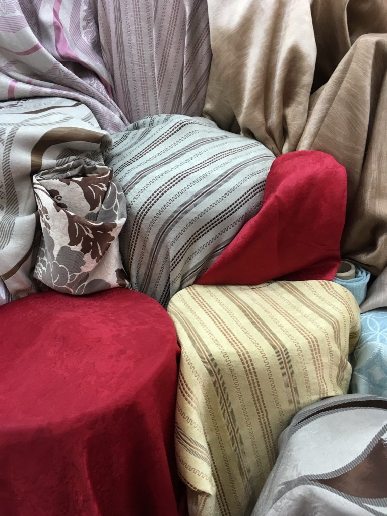 สีผ้าม่านมีผลต่อบรรยากาศและความรู้สึกเวลาอยู่บ้าน