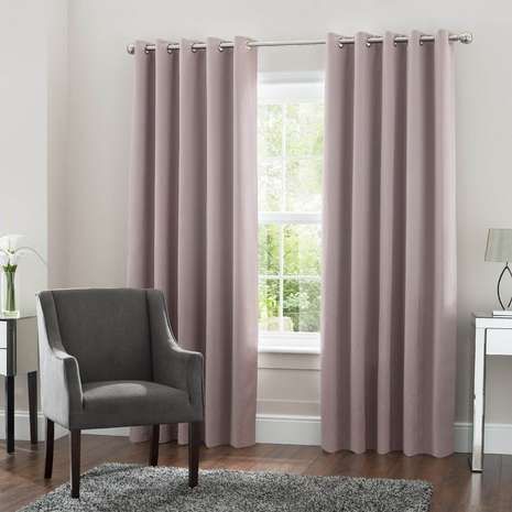 ผ้าม่านโปร่งทำให้ห้องดูซอฟท์ลงทันที เมื่อเทียบกับการติดผ้าม่านชั้นเดียว