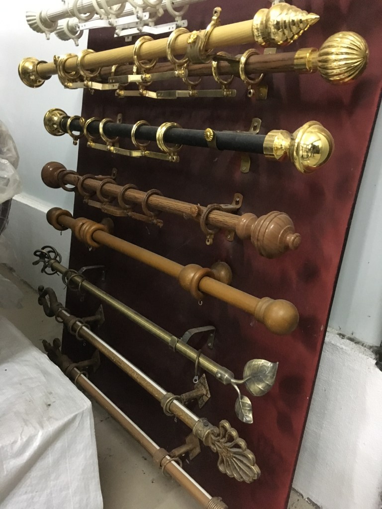 รางโชว์ เป็นชนิดรางผ้าม่านที่มีหัวประดับเก๋ๆ เด่นๆ ทำให้ผ้าม่านดูสวยหรูยิ่งขึ้น