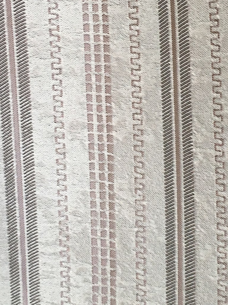 ผ้าม่านใช้ได้ทั้งสองหน้า เป็นรุ่น Double Beauty หรือ ผ้าม่านชนิด "Reversible" สามารถใช้ด้านไหนของผ้าม่านหันเข้ามาในห้องก็ได้