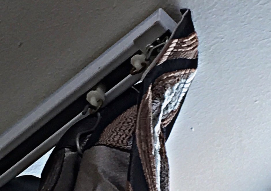 ผ้าม่านจีบใช้ระบบตะขอเกี่ยว รางไมโคร ใช้ลื่น ไม่มีขัดข้อง อายุการใช้งานนานกว่าผ้าม่านรางเชือก แต่เวลาปิดผ้าม่านจะไม่โชว์ราง 