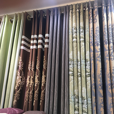 การติดผ้าม่านให้สวยควรติดแบบให้ผ้าม่านดูสูงเพื่อให้บ้านดูสูงใหญ่