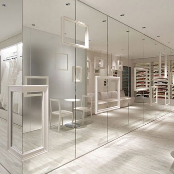 กระจกบานใหญ่ ทำให้ห้องดูปลอดโปร่ง โล่งโถง