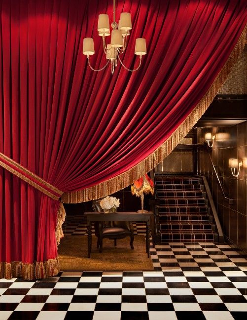 ผ้าม่านสีแดง สวย