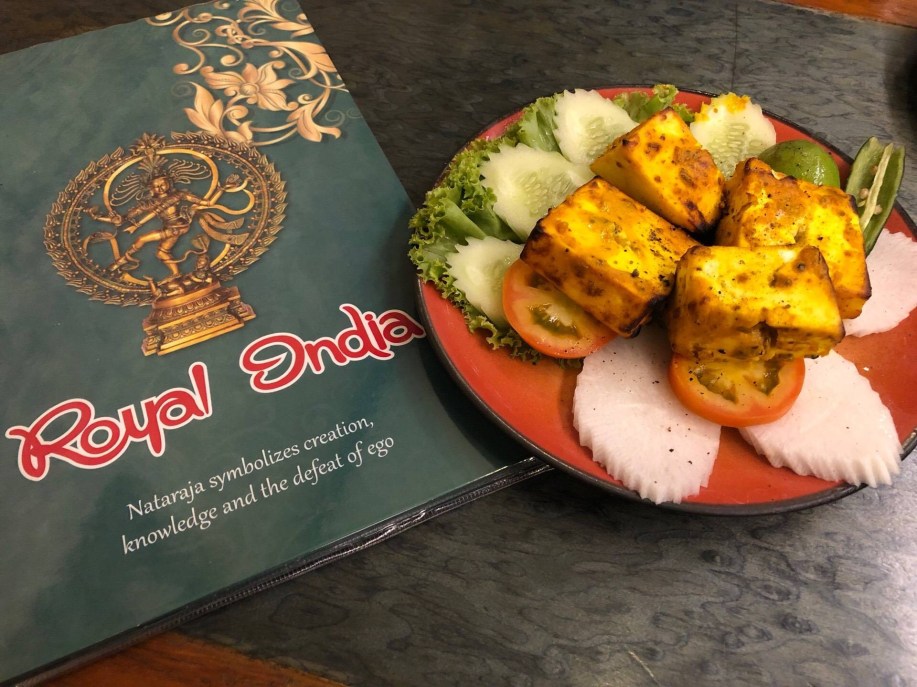 นอกจากเป็นแหล่งซื้อผ้าม่าน พาหุรัดยังเป็นแหล่งอาหารอินเดียอีกด้วย