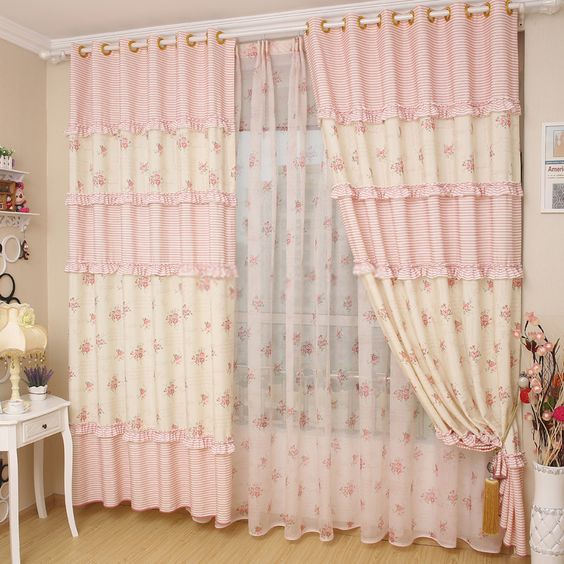 ผ้าม่านสีชมพู สร้างบรรยากาศซอฟท์ๆ น่ารัก หวานแหวว ทำให้ห้องดูนุ่มนวลอ่อนโยน
