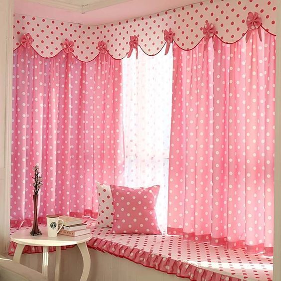 ผ้าม่านสีชมพู สร้างบรรยากาศซอฟท์ๆ น่ารัก หวานแหวว ทำให้ห้องดูนุ่มนวลอ่อนโยน