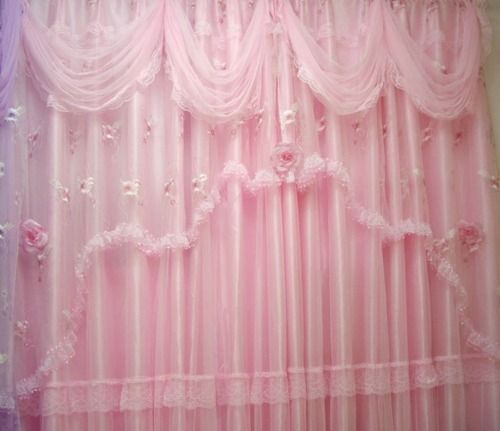 ผ้าม่านสีชมพู สร้างบรรยากาศซอฟท์ๆ น่ารัก หวานแหวว ทำให้ห้องดูนุ่มนวลอ่อนโยน