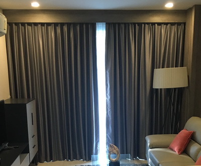 ผ้าม่านจีบ ตัดเย็บแบบเข้ารูปห้อง มีบัวกั้นด้านหัวผ้าม่าน