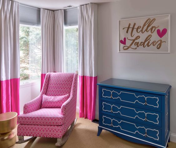 ผ้าม่านสีชมพู สร้างบรรยากาศซอฟท์ๆ น่ารัก หวานแหวว ทำให้ห้องดูนุ่มนวลอ่อนโยน