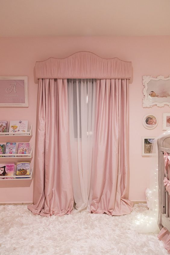 ผ้าม่านสีชมพู สร้างบรรยากาศซอฟท์ๆ น่ารัก หวานแหวว ทำให้ห้องดูนุ่มนวลอ่อนโยน