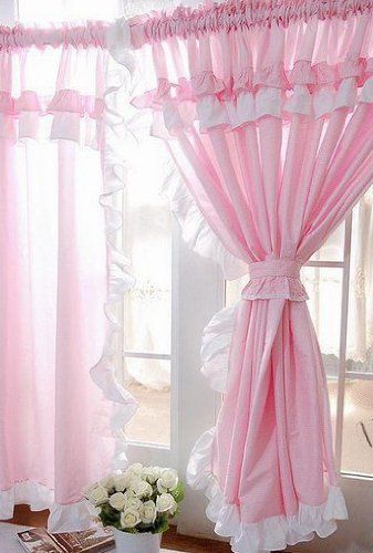 ผ้าม่านสีชมพู สร้างบรรยากาศซอฟท์ๆ น่ารัก หวานแหวว ทำให้ห้องดูนุ่มนวลอ่อนโยน