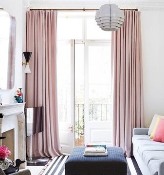 ผ้าม่านสีชมพู สร้างบรรยากาศซอฟท์ๆ น่ารัก หวานแหวว ทำให้ห้องดูนุ่มนวลอ่อนโยน
