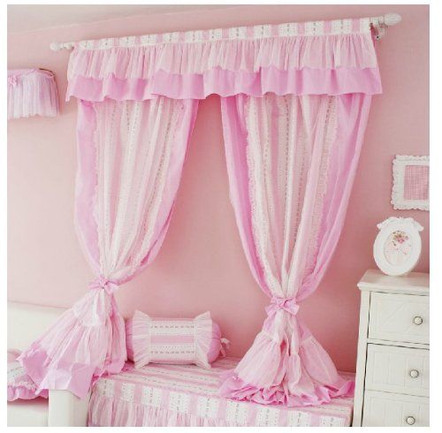 ผ้าม่านสีชมพู สร้างบรรยากาศซอฟท์ๆ น่ารัก หวานแหวว ทำให้ห้องดูนุ่มนวลอ่อนโยน