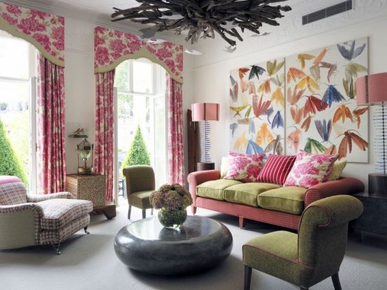 ผ้าม่านสีชมพู สร้างบรรยากาศซอฟท์ๆ น่ารัก หวานแหวว ทำให้ห้องดูนุ่มนวลอ่อนโยน