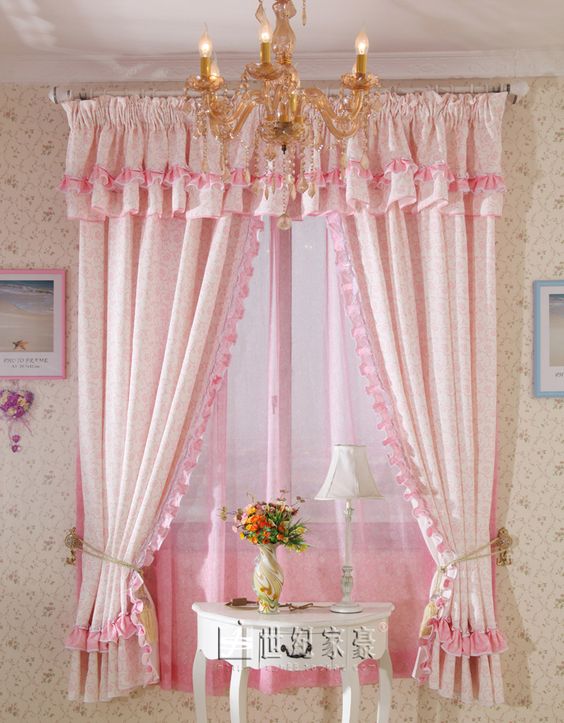 ผ้าม่านสีชมพู สร้างบรรยากาศซอฟท์ๆ น่ารัก หวานแหวว ทำให้ห้องดูนุ่มนวลอ่อนโยน