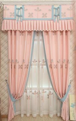 ผ้าม่านสีชมพู สร้างบรรยากาศซอฟท์ๆ น่ารัก หวานแหวว ทำให้ห้องดูนุ่มนวลอ่อนโยน