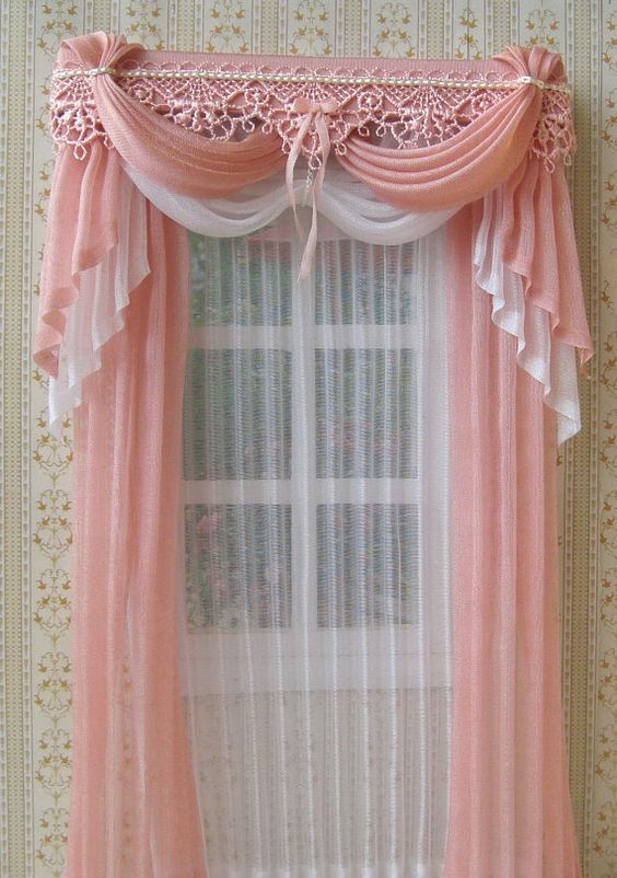 ผ้าม่านสีชมพู สร้างบรรยากาศซอฟท์ๆ น่ารัก หวานแหวว ทำให้ห้องดูนุ่มนวลอ่อนโยน