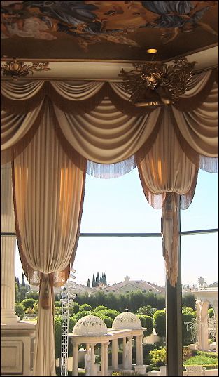 ผ้าม่านสวยๆ ตัดเย็บโดดเด่น ตกแต่งแบบหรูหรา แหวกแนว