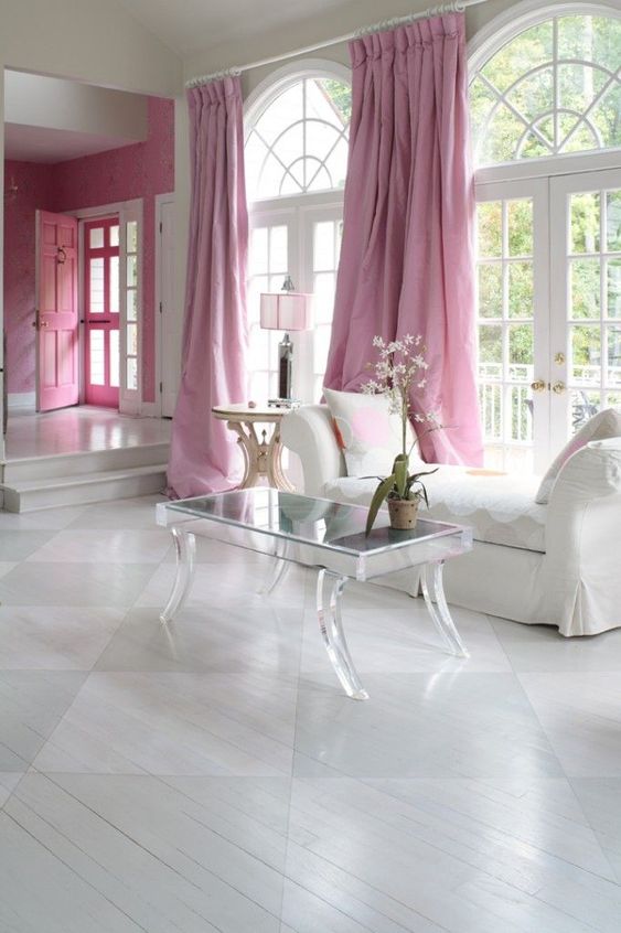 ผ้าม่านสีชมพู สร้างบรรยากาศซอฟท์ๆ น่ารัก หวานแหวว ทำให้ห้องดูนุ่มนวลอ่อนโยน