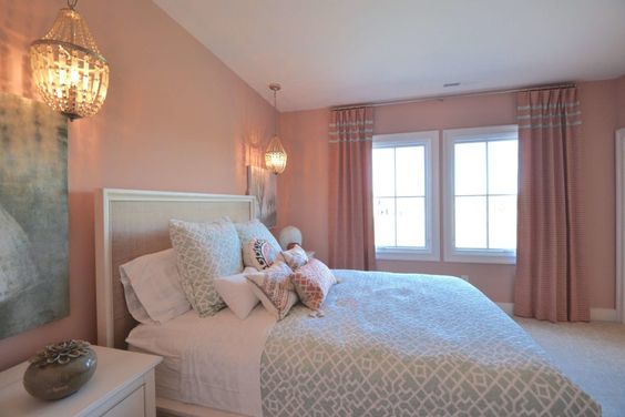 ผ้าม่านสีชมพู สร้างบรรยากาศซอฟท์ๆ น่ารัก หวานแหวว ทำให้ห้องดูนุ่มนวลอ่อนโยน