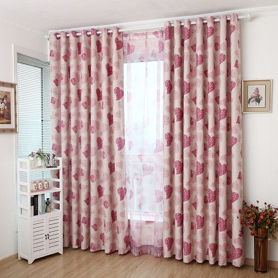 ผ้าม่านสีชมพูลายเข้ม