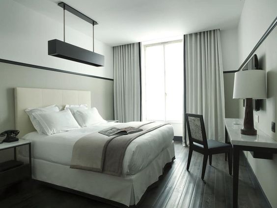 ผ้าม่าน สีเทาอ่อน ติดตั้งผ้าม่านสูงๆ ทำให้ห้องดูสูงใหญ่