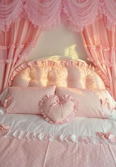 ผ้าม่านสีชมพู สร้างบรรยากาศซอฟท์ๆ น่ารัก หวานแหวว ทำให้ห้องดูนุ่มนวลอ่อนโยน