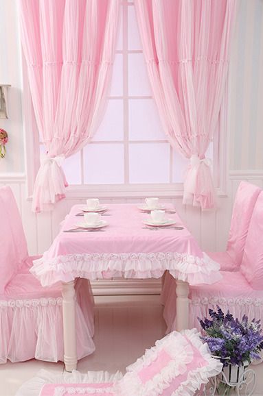 ผ้าม่านสีชมพู สร้างบรรยากาศซอฟท์ๆ น่ารัก หวานแหวว ทำให้ห้องดูนุ่มนวลอ่อนโยน