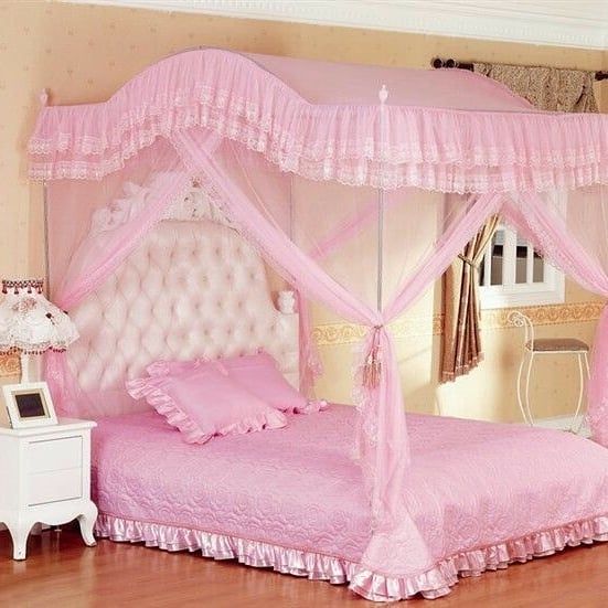 ผ้าม่านสีชมพู สร้างบรรยากาศซอฟท์ๆ น่ารัก หวานแหวว ทำให้ห้องดูนุ่มนวลอ่อนโยน