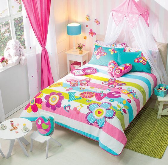 ผ้าม่านสีชมพู สร้างบรรยากาศซอฟท์ๆ น่ารัก หวานแหวว ทำให้ห้องดูนุ่มนวลอ่อนโยน