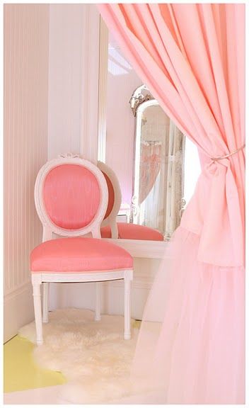 ผ้าม่านสีชมพู สร้างบรรยากาศซอฟท์ๆ น่ารัก หวานแหวว ทำให้ห้องดูนุ่มนวลอ่อนโยน