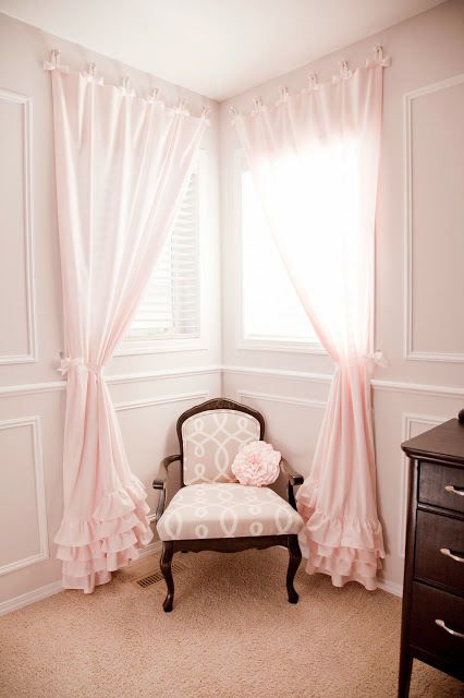 ผ้าม่านสีชมพู สร้างบรรยากาศซอฟท์ๆ น่ารัก หวานแหวว ทำให้ห้องดูนุ่มนวลอ่อนโยน