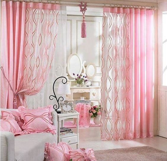 ผ้าม่านสีชมพู สร้างบรรยากาศซอฟท์ๆ น่ารัก หวานแหวว ทำให้ห้องดูนุ่มนวลอ่อนโยน