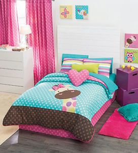 ผ้าม่านสีชมพู สร้างบรรยากาศซอฟท์ๆ น่ารัก หวานแหวว ทำให้ห้องดูนุ่มนวลอ่อนโยน