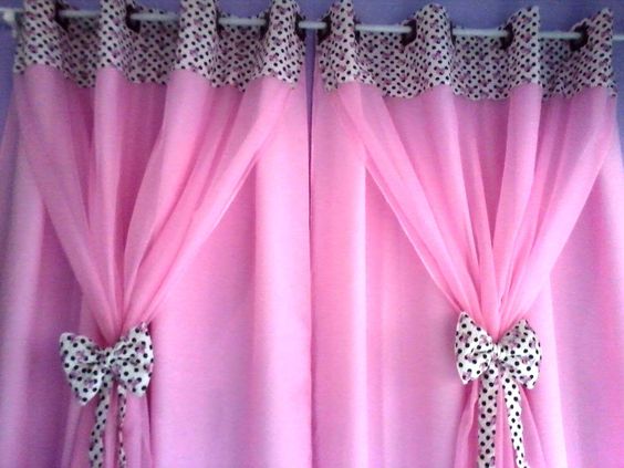 ผ้าม่านสีชมพู สร้างบรรยากาศซอฟท์ๆ น่ารัก หวานแหวว ทำให้ห้องดูนุ่มนวลอ่อนโยน