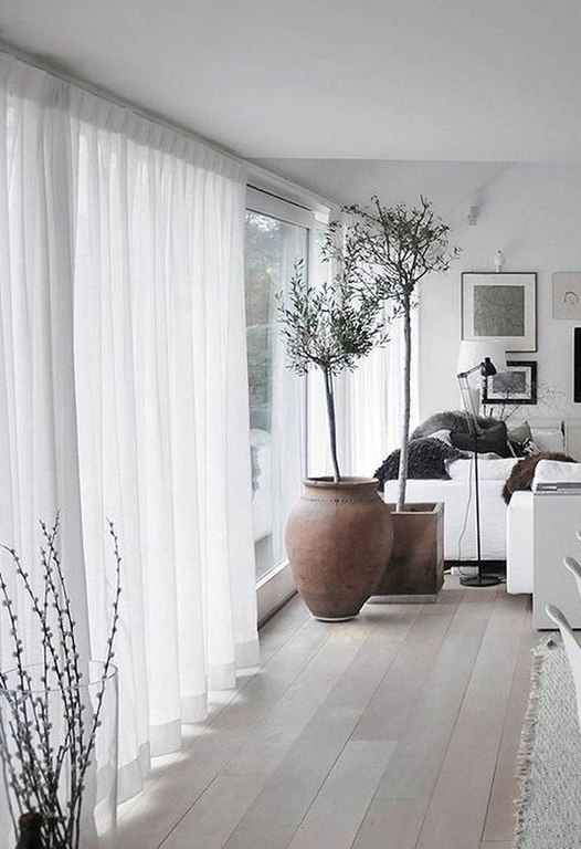 ผ้าม่านโปร่ง ทำให้หน้าตาห้องซอฟท์ สีขาวออฟไวท์ทำให้บ้านมีบรรยากาศปลอดโปร่ง