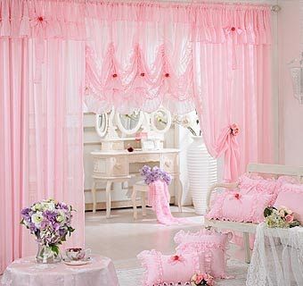 ผ้าม่านสีชมพู สร้างบรรยากาศซอฟท์ๆ น่ารัก หวานแหวว ทำให้ห้องดูนุ่มนวลอ่อนโยน