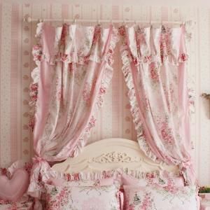 ผ้าม่านสีชมพู สร้างบรรยากาศซอฟท์ๆ น่ารัก หวานแหวว ทำให้ห้องดูนุ่มนวลอ่อนโยน