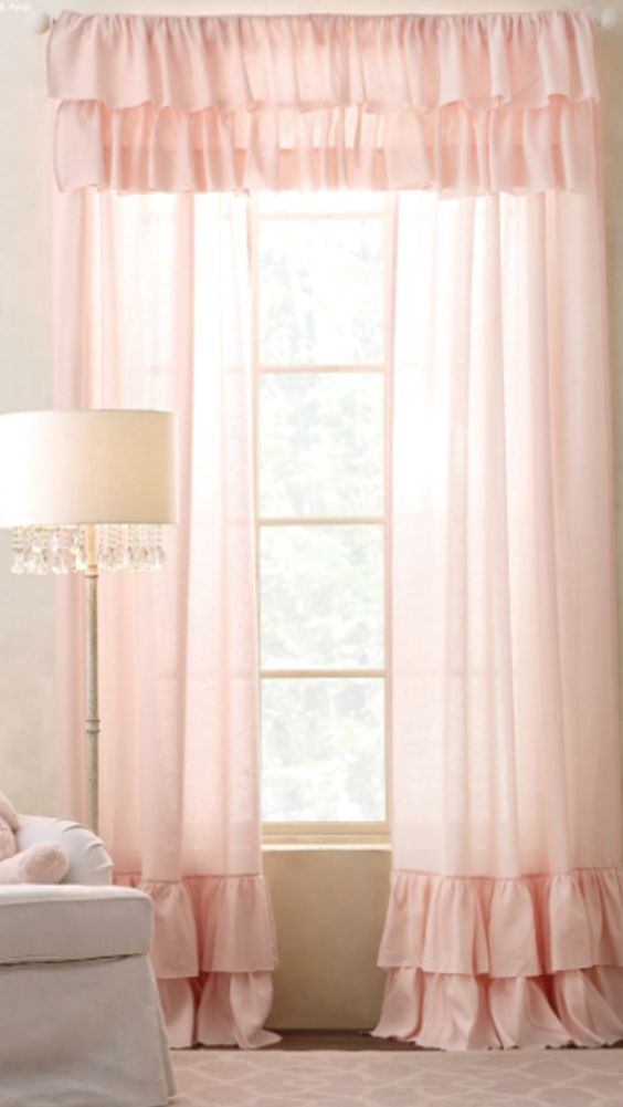 ผ้าม่านสีชมพู สร้างบรรยากาศซอฟท์ๆ น่ารัก หวานแหวว ทำให้ห้องดูนุ่มนวลอ่อนโยน