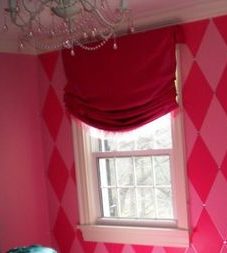 ผ้าม่านสีชมพู สร้างบรรยากาศซอฟท์ๆ น่ารัก หวานแหวว ทำให้ห้องดูนุ่มนวลอ่อนโยน