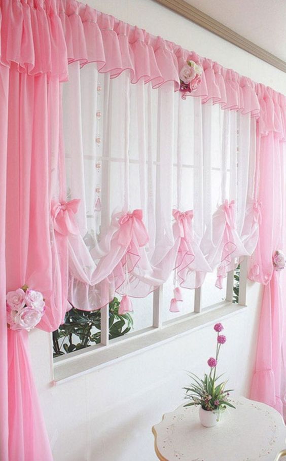 ผ้าม่านสีชมพู สร้างบรรยากาศซอฟท์ๆ น่ารัก หวานแหวว ทำให้ห้องดูนุ่มนวลอ่อนโยน